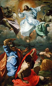 Jesús, vestit de blanc, al costat de Moisès i Elies. Tres apòstols, sorpresos, miren l'escena.