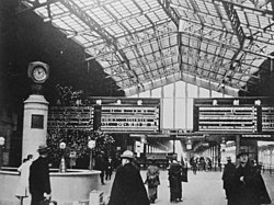 上野駅構内（1933年ごろ、撮影：石川光陽）