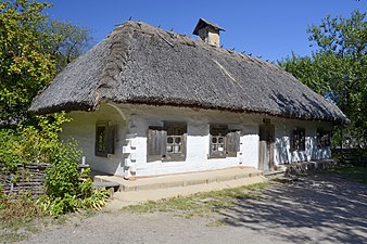 Хата з с. Яснозіря Черкаського р-ну, Черкаської обл. Уступами оброблені тільки кути даху. Зруб чітко показаний в площині стіни та кутових з'єднаннях