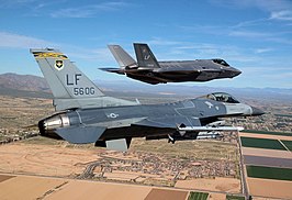 De eerste F-35 voor Luke, geëscorteerd door een F-16 van de 56th Operations Group (in 2014)