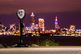 Panorama do centro de Cleveland visto a partir do Lakewood Park à noite