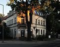 Mietshaus in Ecklage und offener Bebauung