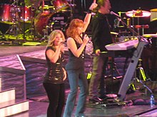 Kelly Clarkson et Reba McEntire lors de leur tournée 2 Worlds 2 Voices Tour