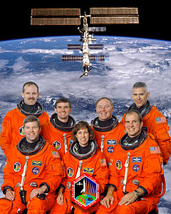 Zleva nahoře: Steven L. Smith, Rex J. Walheim, Jerry L. Ross a Lee M.E. Morin; dole: Stephen N. Frick, Ellen Ochoaová, Michael J. Bloomfield