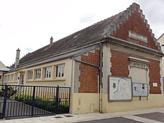 École voisinant la mairie.