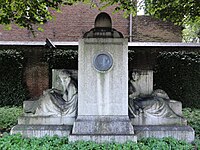 Monument voor Arthur van Voorst tot Voorst (algehele opzet en portretmedaillon)