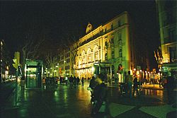 O Gran Teatro d'o Liceu de Barcelona en a nueit.