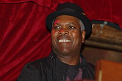 Booker T. Jones esiintymässä Dirty Dozen Brass Bandin kanssa 25. huhtikuuta 2009.