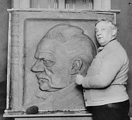 Van der Hoef in 1923 in zijn atelier, met zijn portret van burgemeester J.W.C. Tellegen