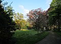 Villa Baumann: Villa mit einem Nebengebäude, großer Gartenanlage und Einfriedung