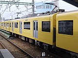 西武鉄道とのコラボレーション期間中に見られた黄色車体に銀色の扉（2014年8月14日）