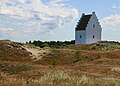 Башня Захороненной церкви (дат. tilsandede kirke) возвышается над песчаной дюной