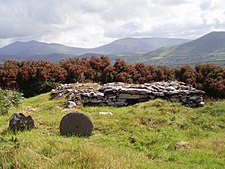 Oratoriumsrest und (runde) Cross Slab