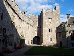 Une cour du château.