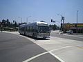 Un bus de la ligne orange à l'intersection de Burbank Boulevard et Fulton Avenue.