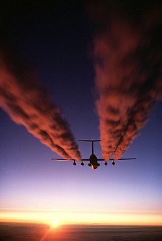 Le sillage d’un avion-cargo C-141 Starlifter se réfléchissant au soleil. (définition réelle 1 900 × 2 830*)