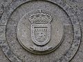 Escudo de Cualedro en pedra na fachada da casa do concello.