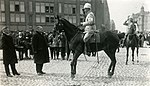 Borgmästaren Johannes von Haartman och Gustav Mannerheim vid den vita arméns intåg i Helsingfors den 16 maj 1918, på dåvarande Arkadiaplatsen