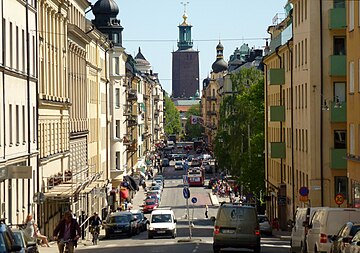 Hantverkargatan mot ost med Stockholms stadshus i fonden.