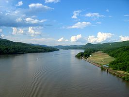 De Hudson vanaf de Bear Mountain Bridge