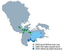 Mapa jezera ukazující změnšování jeho velikosti od roku 1972 do roku 2007