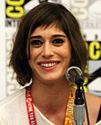 Lizzy Caplan interprète Casey Klein.