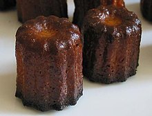 Deux canelés cuits de Bordeaux.