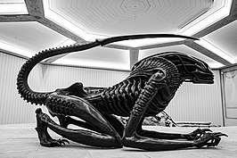 Sculptuur van de Xenomorph op de tentoonstelling "HR Giger & Mire Lee", 2021