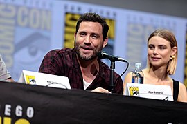 Edgar Ramirez & Lucy Fry (36102071536).jpg