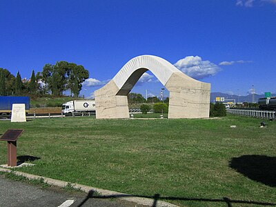 L'arco-scultura PortaRoma nei pressi del casello autostradale di Fiano Romano