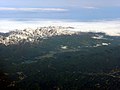 白馬盆地南部を南東方向から写した航空写真。右側の白馬村が本震震央および余震域南側にあたる[3]。