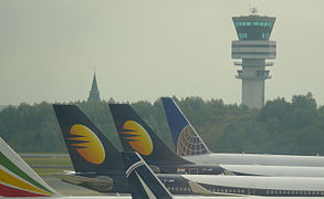 Vue sur les avions et la tour de contrôle.