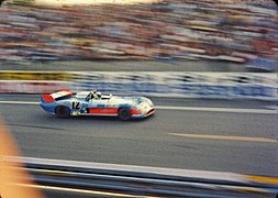 Jean-Pierre Jaussaud et sa Matra MS670B à moteur V12 Matra de 2 993 cm3, qu'il partageait en 1973 avec Jean-Pierre Jabouille dans l'équipe Matra Simca Shell. Ils ont terminé 3e avec 4 526 km parcourus à 188,58 km/h de moyenne.