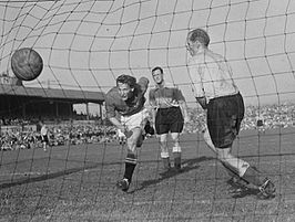 Charles Antenen scoort het tweede doelpunt in de met 7-5 gewonnen wedstrijd tegen Nederland in 1950