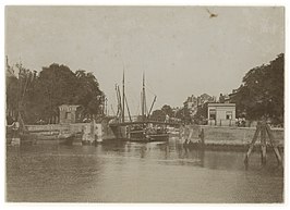 De Kleine Wijnbrug in 1900, kort voor de sloop.