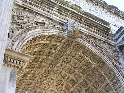 As elaboradas esculturas e a abóbada em caixotões do Arco de Sétimo Severo.