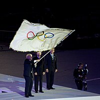 Johnson zwaait met de olympische vlag tijdens de sluitingsceremonie van de Olympische Spelen van 2012