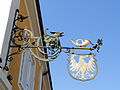 Nasenschild des Hotels Adler mit Posthorn (früher Poststation) in Schwetzingen