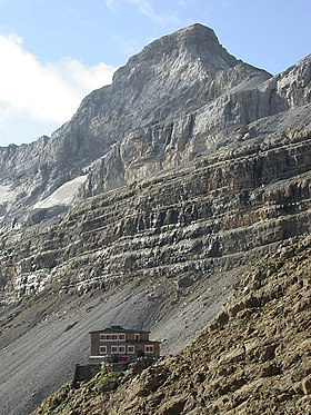 Le refuge des Sarradets devant le casque du Marboré en été.