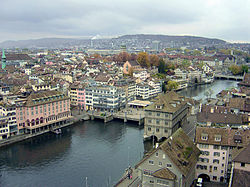 Die ou stadskern van Zürich en die Limmatrivier.