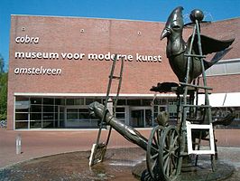 Ingang van het museum (2006), met op de voorgrond 'The Fountain' (2001) van Karel Appel