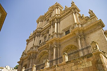 Fachada principal - Main facade