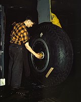 Prohlídka kola pro přistání transportního letounu, Willow Run, mezi 1941 - 1945