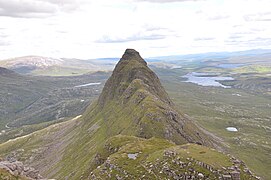 Suilven: Meall Meadhonach (próximo) y Meall Beag (lejos) desde el noroeste