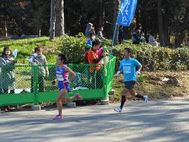 Kiyoto Shimahara (links) in actie tijdens de Tsukuba Marathon in 2013