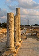 עמודים עתיקים באתר העתיקות בקיסריה בהקבלה לארובות תחנת הכוח אורות רבין