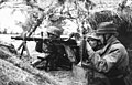 Fallschirmjäger en position dans un bosquet, avec une MG-42