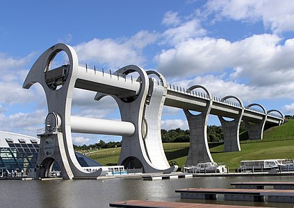 Falkirk Wheel, Forth ve Clyde Kanalı ile Union Kanalı'nı bağlayan bir dönen tekne kaldıracıdır. İsmi, orta İskoçya'da bulunan Falkirk kasabasından gelmektedir. Kaldıraçta iki kanal arasındaki seviye farkı 24 metredir, bu uzunluk yaklaşık sekiz kat yüksekliğinde bir binaya denktir. Kaldıracın dönmesini sadece 12 çamaşır makinesi motoru sağlamaktadır. (Üreten:SeanMack)