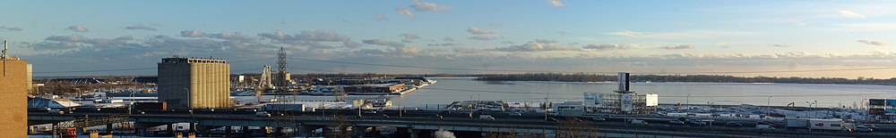 Panoramo pri la portuo di Toronto.