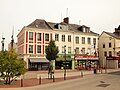 Une rue dans laquelle le marché se tient à Gournay-en-Bray.